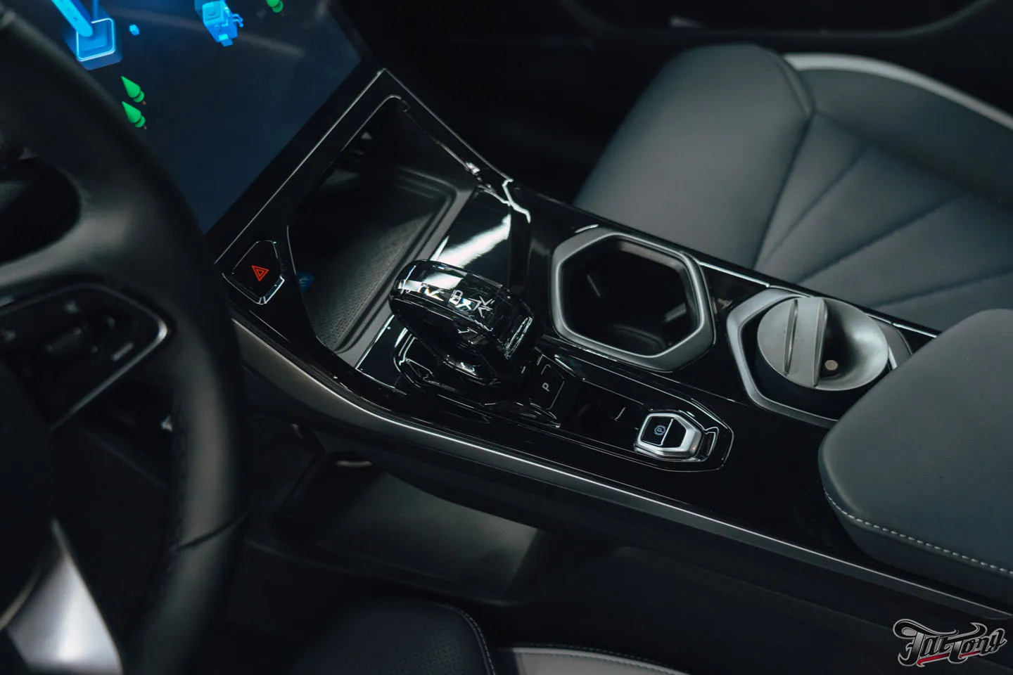 Подарок для будущей супруги: оклеили Geely Atlas матовым винилом, переднюю часть забронировали полиуретаном, добавили глянцевые наклейки + защита глянца в салоне, керамика пленки и кожи